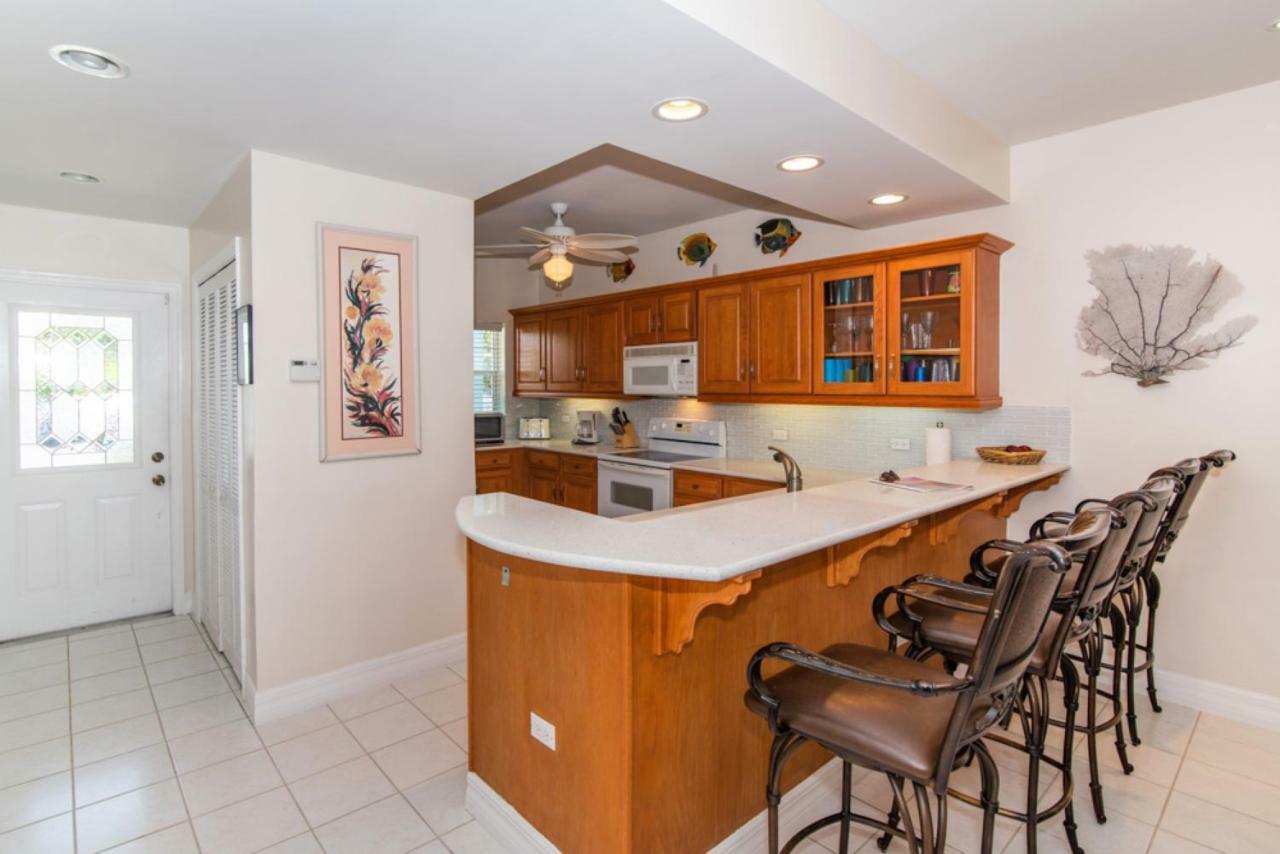Grandview Condominiums Джордж Таун Екстериор снимка